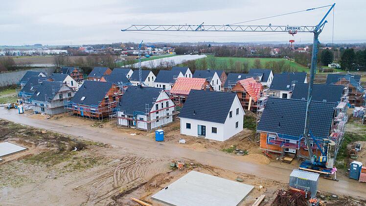 Seit fast zwei Jahren gibt es das Baukindergeld. Die Leistung hat viele Kritiker - es gibt aber Tausende, die das Geld in Anspruch nehmen. dpa