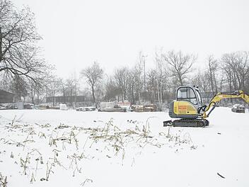 Dieses Grundst&uuml;ck wird Teil des neuen Platzer Gewerbegebietes, in dem die Firmen Grom und Baumgart Landschaftsbau unterkommen sollen. Foto: Steffen Standke