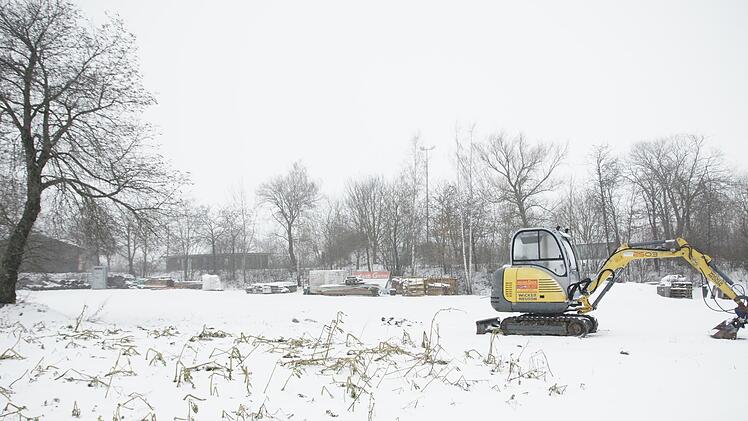 Dieses Grundstück wird Teil des neuen Platzer Gewerbegebietes, in dem die Firmen Grom und Baumgart Landschaftsbau unterkommen sollen. Foto: Steffen Standke