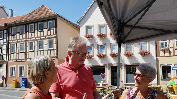 Werner Hilberth, früher Biologie- und Chemielehrer am Gymnasium im Gespräch mit ehemaligen Schülerinnen. Foto: Heike Beudert