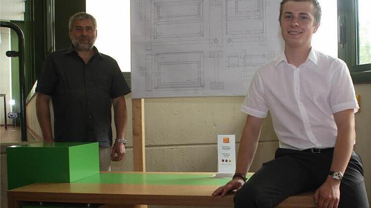 Schreinermeister Alois Endres kann stolz auf seinen jungen Gesellen Manuel Schimmer sein, er ist der Prüfungsbeste.