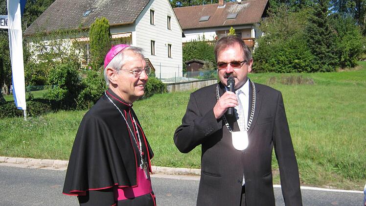 Bürgermeister Georg Hollet begrüßt den Bambergerv Erzbischof.