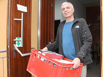 Auch Bürgermeister Gregor Friedlein-Zech schleppte am Freitag Umzugskartons. Fotos: Gerda Völk