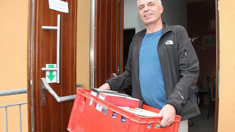 Auch Bürgermeister Gregor Friedlein-Zech schleppte am Freitag Umzugskartons. Fotos: Gerda Völk