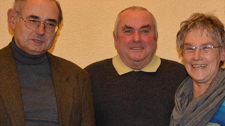 Vorsitzende Herta Müller ehrte Herbert Bauer und Ewald Markard für 40-jährige Mitgliedschaft. Fotos: Björn Hein