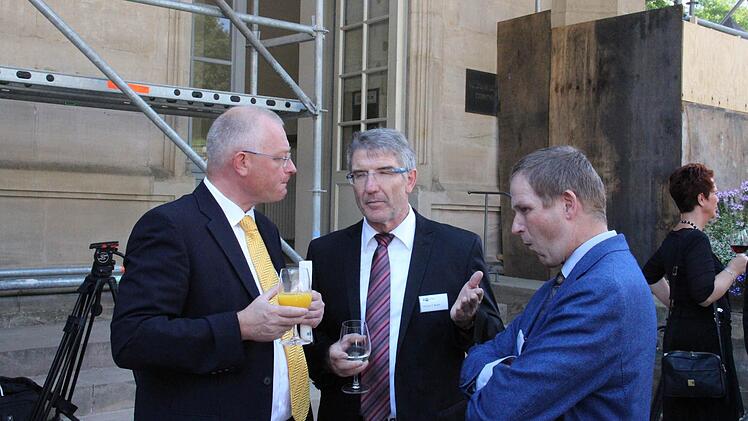 Viele Gäste aus Politik, Wirtschaft, Kultur, Bildung und Verwaltung, hier Willi Kuballa, Landrat Michael Busch und Rainer Mattern.