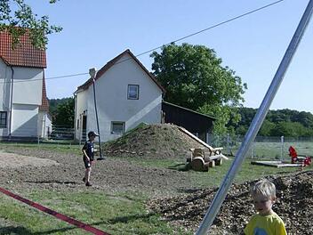 Die Kinder aus Lilling können künftig Spaß mit seiner Seilbahn haben. Fotos: Petra Malbrich
