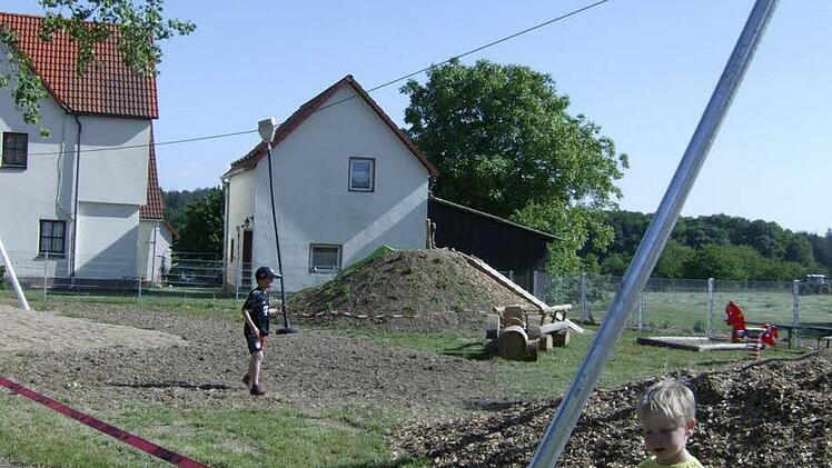 Die Kinder aus Lilling können künftig Spaß mit seiner Seilbahn haben. Fotos: Petra Malbrich