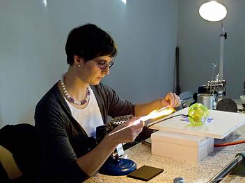 Rebekka Gutgesell bei der Arbeit im Lampenglasstudio des Glasmuseum Rosenau. Foto: Jochen Berger
