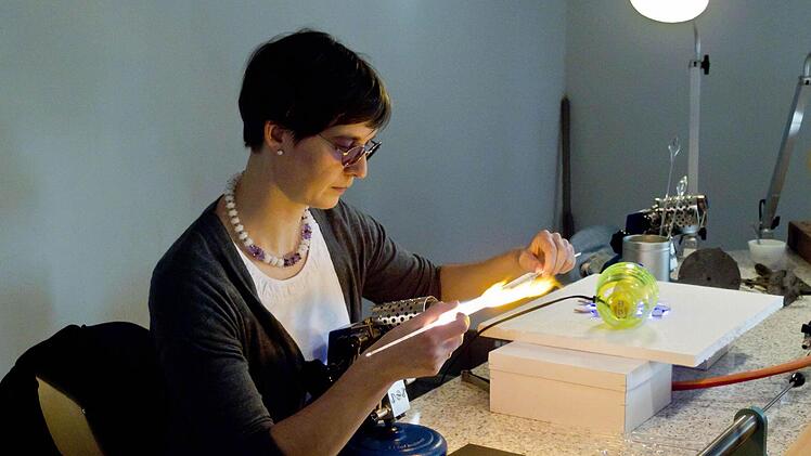 Rebekka Gutgesell bei der Arbeit im Lampenglasstudio des Glasmuseum Rosenau. Foto: Jochen Berger