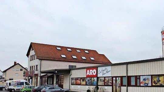Dieses Anwesen am Schwarzenbacher Ring in Höchstadt-Süd möchte der Eigentümer zu einer Flüchtlingsunterkunft umbauen.  Foto: Andreas Dorsch