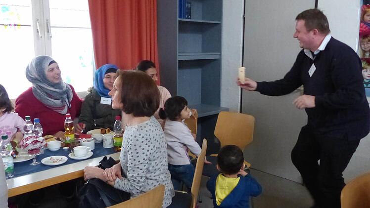 Gemeinderat Lutz Bräutigam ist zur Gaudi der jungen Flüchtlingsfrauen in die Rolle des Fotoreporters geschlüpft. Foto: Pauline Lindner