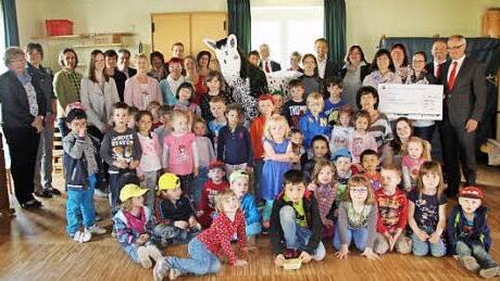 Strahlende Gesichter: Die Sparkasse übergab einen Scheck in Höhe von 10 000 Euro an alle Kindergärten des Landkreises.  Foto: Gerda Völk