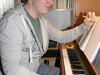 Lorenz Trottmann hat als Masterarbeit eine Kammeroper in sieben Episoden geschrieben. Sie wird am 8. Juni um 13 Uhr im Heilig-Geist-Saal am Hans-Sachs-Platz, Nürnberg, uraufgeführt, Lorenz Trottmann übernimmt auch den Klavierpart. Zuhörer sind herzlich willkommen