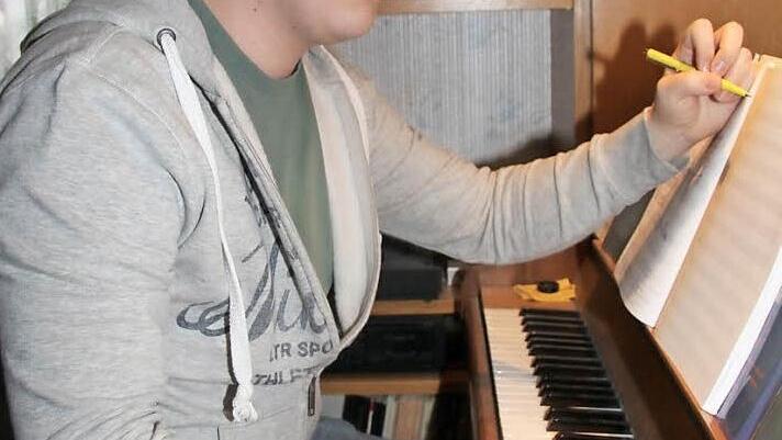 Lorenz Trottmann hat als Masterarbeit eine Kammeroper in sieben Episoden geschrieben. Sie wird am 8. Juni um 13 Uhr im Heilig-Geist-Saal am Hans-Sachs-Platz, Nürnberg, uraufgeführt, Lorenz Trottmann übernimmt auch den Klavierpart. Zuhörer sind herzlich willkommen