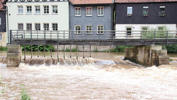 Das Nadelwehr am Steinwehr wurde teilweise geöffnet, um den Abfluss des Wassers zu beschleunigen und zu verhindern, dass sich Treibgut festsetzt. Foto: Friedwald Schedel