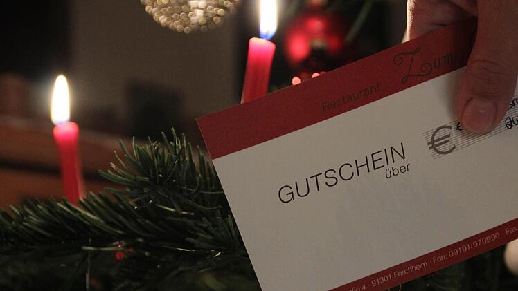 Damit sich die Lieben beim Bescheren nicht beschweren, landen immer mehr Gutscheine unter dem Christbaum.  Foto: Archiv Oswald