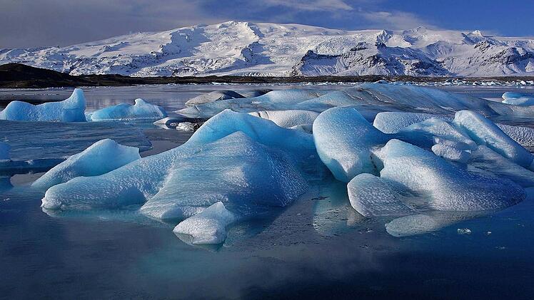 Ewiges Eis vor einer schneebedeckten Gebirgslandschaft - so präsentiert sich Island dem Reisenden. Zu sehen sind diese und zahlreiche weitere spektakuläre Aufnahmen am Donnerstag, 16. Februar, im Kultursaal in Neuensee.  Foto: Sigrid Wolf-Feix