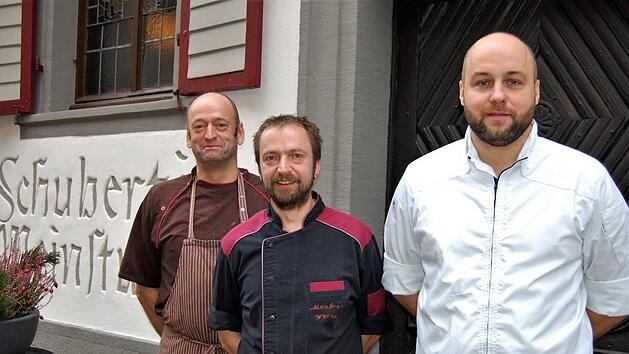 Inhaber und K&uuml;chenchef Christian Hippler (von rechts) freut sich mit seinen K&ouml;chen Manfred Werner und Michael Gradert &uuml;ber die Michelin-Auszeichnung Sigismund von Dobsch&uuml;tz