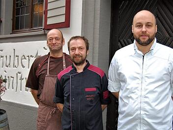 Inhaber und Küchenchef Christian Hippler (von rechts) freut sich mit seinen Köchen Manfred Werner und Michael Gradert über die Michelin-Auszeichnung Sigismund von Dobschütz