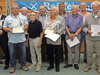 Diese Genossenschaftsmitglieder halten der Raiffeisenbank seit 50 und 60 Jahren die Treue. Im Bild mit den Vorständen Harald Wehner (rechts) und Stefan Gebhardt (Zweiter von links) sowie dem Vorsitzenden des Aufsichtsrats, Friedrich Gleitsmann (links). Gerhard Ley (Sechster von links) wurde für 40 Jahre als Aufsichtsrat geehrt. Foto: Evi Seeger
