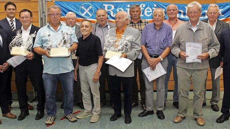 Diese Genossenschaftsmitglieder halten der Raiffeisenbank seit 50 und 60 Jahren die Treue. Im Bild mit den Vorständen Harald Wehner (rechts) und Stefan Gebhardt (Zweiter von links) sowie dem Vorsitzenden des Aufsichtsrats, Friedrich Gleitsmann (links). Gerhard Ley (Sechster von links) wurde für 40 Jahre als Aufsichtsrat geehrt. Foto: Evi Seeger