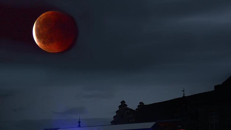 Kurz nach der Eklipse, der totalen Verfinsterung: der Mond über Schloss Eyrichshof.Helmut Ölschlegel
