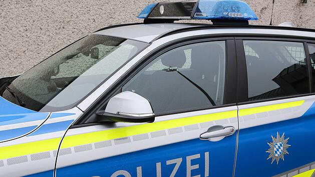 Die Polizisten aus Unterfranken waren auf dem Weg zu einem Einsatz, als es in einer Engstelle zum Aufeinandertreffen und dann auch zur Kollision mit der Unbekannten kam. Symbolfoto: RiegerPress
