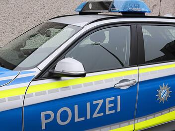 Die Polizisten aus Unterfranken waren auf dem Weg zu einem Einsatz, als es in einer Engstelle zum Aufeinandertreffen und dann auch zur Kollision mit der Unbekannten kam. Symbolfoto: RiegerPress