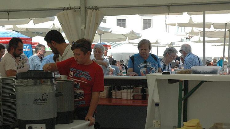 Regen Zusprach fand der  Coburger Klößmarkt am Wochenende. Reger Betrieb herrscht dabei auch hinter den Kulissen. Zur guten Stimmung unter den zahlreichen Besuchern trugen auch die Don Bosco Musikanten aus Bamberg bei, die am Sonntag mit volkstümlichen Melodien bestens unterhielten.Foto: Edwin Meißinger