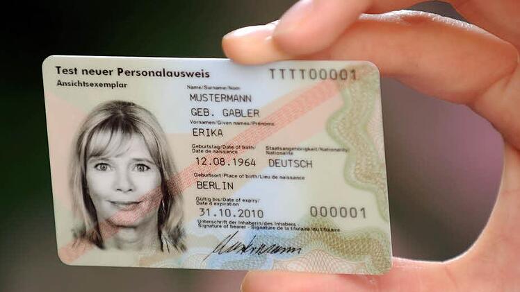Das Bundesinnenministerium (BMI) plant ein Gesetz, das die Aufnahme und die Verwaltung von Fotos für Personalausweise und Reisepässe neu regelt. Foto: Tim Brakemeier/dpa