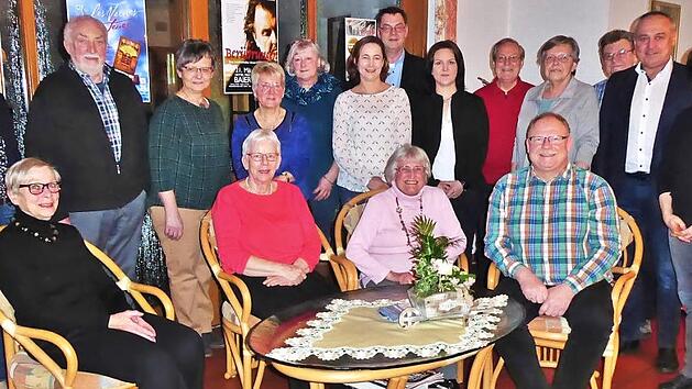 Mit einem Dankabend w&uuml;rdigte die Projektgruppe "In der Heimat wohnen" das segensreiche Schaffen der ehrenamtlichen Mitarbeiter und Helfer im Dienst an &auml;lteren Menschen. "Sie alle leisten gro&szlig;artige Arbeit", versicherten Quartiersmanagerin Angela Lohm&uuml;ller (stehend, Sechste von links), Caritas-Kreisgesch&auml;ftsf&uuml;hrer Thomas Geldner (Siebter von rechts) und B&uuml;rgermeister Robert H&uuml;mmer (Zweiter von rechts).  Foto: Bernd Kleinert