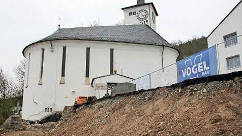 Der Hang ist schon abgegraben, bald wird das Fundament gelegt.