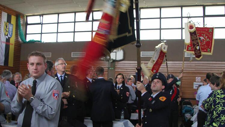 Unter großem Applaus schwenkten die Floriansjünger die Fahnen.Foto: Sonja Adam