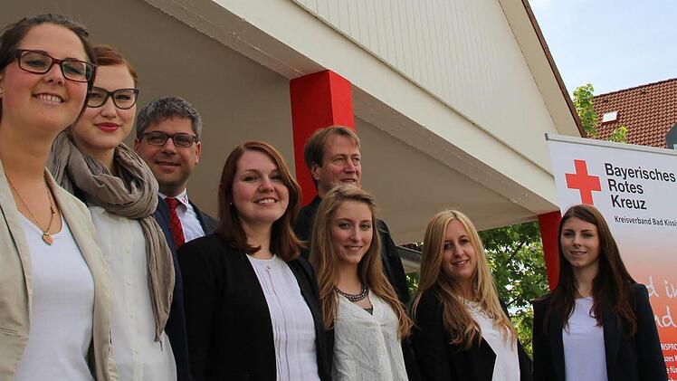 Das Projektteam der Hochschule für angewandte Wissenschaften mit BRK-Kreisgeschäftsführer Thomas Stadler (3. von links).  Foto: Benedikt Borst