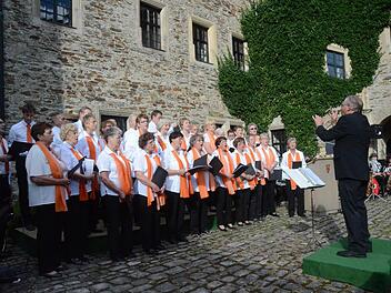 Der GV 1865 Lauenstein feierte 150. Jubiläum und umrahmte die Fest-Serenade unter Leitung von Frieder Apel im Burginnenhof. Fotos: K.-H. Hofmann