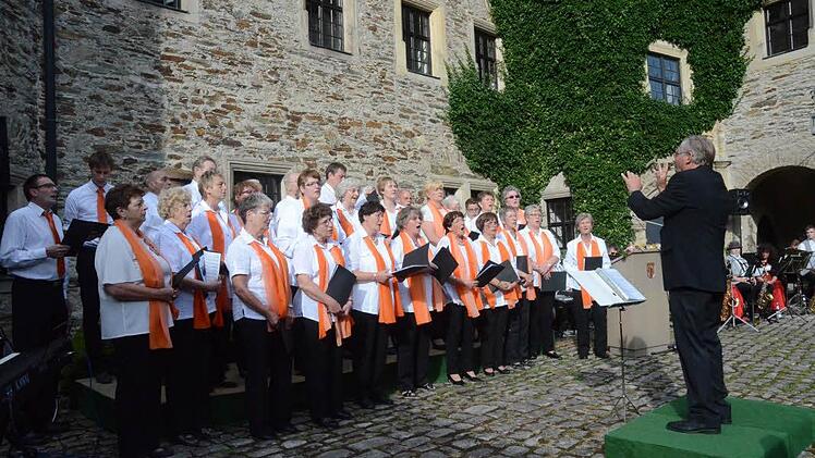 Der GV 1865 Lauenstein feierte 150. Jubiläum und umrahmte die Fest-Serenade unter Leitung von Frieder Apel im Burginnenhof. Fotos: K.-H. Hofmann
