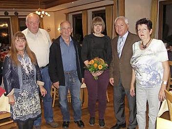 Seit acht Jahren ist Monika Graß Schulweghelferin. Unser Bild zeigt sie (Dritte von rechts) mit (von links) Alexandra Kober, Jürgen Kremer, Alfons Hrubesch, Helmut Fischer und Liane May. Foto: Horst Habermann