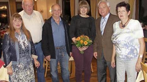 Seit acht Jahren ist Monika Graß Schulweghelferin. Unser Bild zeigt sie (Dritte von rechts) mit (von links) Alexandra Kober, Jürgen Kremer, Alfons Hrubesch, Helmut Fischer und Liane May. Foto: Horst Habermann