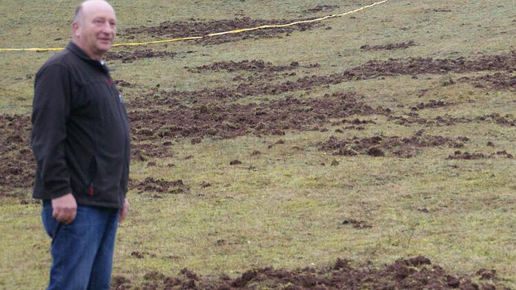 Skiclub-Vorsitzender Jürgen Karg am Skihang, der in den zurückliegenden Nächten von einer Rotte Wildschweine regelrecht umgepflügt wurde. Er hofft auf Unterstützung beim Arbeitseinsatz am Mittwoch, 30. Dezember.