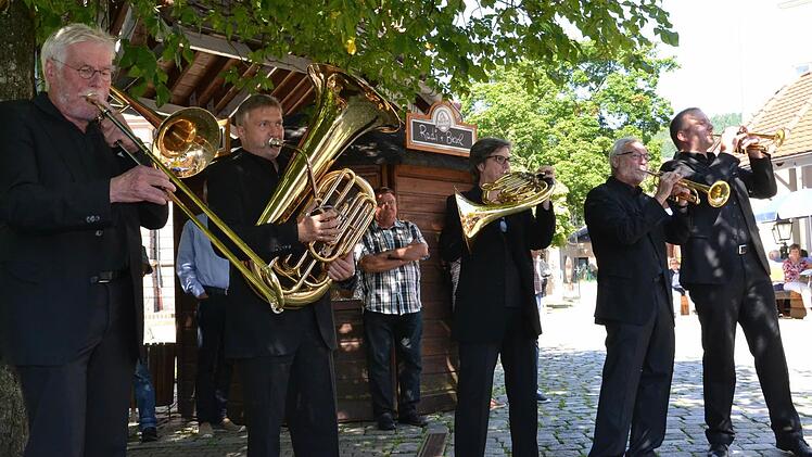 Rekkenze Brass eröffnete das vielseitige Bläserkonzert im Mönchshof-Biergarten.