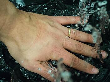 Weil sich zwei handfeste Überzeugungen gegenüberstehen, dürfte das Thema Wasserversorgung nicht so schnell abebben. Symbolbild: Marian Hamacher