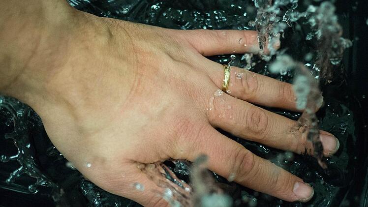 Weil sich zwei handfeste Überzeugungen gegenüberstehen, dürfte das Thema Wasserversorgung nicht so schnell abebben. Symbolbild: Marian Hamacher