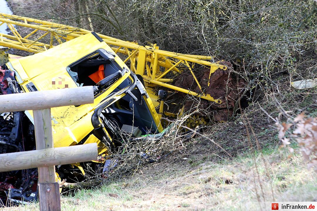 Schwerlastkran stürzt Böschung hinab - Fahrer verstirbt an der Unglücksstelle