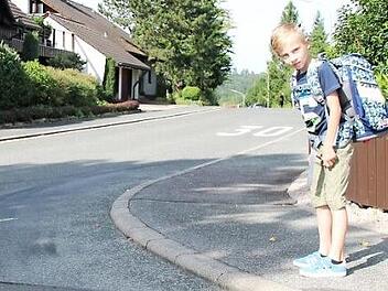 Den Schulweg ist Finn schon mit seinen Eltern abgelaufen. Er weiß, wo er besonders schauen muss. Fotos: Christiane Lehmann