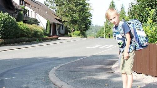 Den Schulweg ist Finn schon mit seinen Eltern abgelaufen. Er weiß, wo er besonders schauen muss. Fotos: Christiane Lehmann