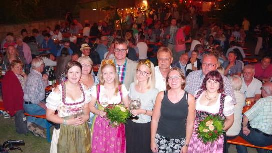 Thasia Holzmann (Mitte) ist Kronachs neue Weink&ouml;nigin. Das Bildzeigt sie mit weiteren Bewerberinnen, Vertretern aus Rhodt unter Rietburg mit Weinprinzessin Sophie aus Weyher (dritte von links), RhodtsOrtsb&uuml;rgermeister Dr. Torsten Engel (vierter von links) sowie KronachsB&uuml;rgermeister Wolfgang Beiergr&ouml;&szlig;lein (sechster von links) als auchVorsitzenden G&uuml;nter Soja (rechts). Foto: Heike Sch&uuml;lein