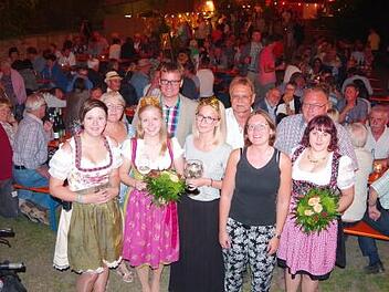 Thasia Holzmann (Mitte) ist Kronachs neue Weink&ouml;nigin. Das Bildzeigt sie mit weiteren Bewerberinnen, Vertretern aus Rhodt unter Rietburg mit Weinprinzessin Sophie aus Weyher (dritte von links), RhodtsOrtsb&uuml;rgermeister Dr. Torsten Engel (vierter von links) sowie KronachsB&uuml;rgermeister Wolfgang Beiergr&ouml;&szlig;lein (sechster von links) als auchVorsitzenden G&uuml;nter Soja (rechts). Foto: Heike Sch&uuml;lein