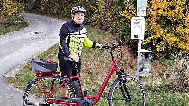 Auch als 90-J&auml;hriger macht Ernst Tauber mit Freunden noch mehrt&auml;gige Radtouren. Foto: Thomas Eichhorn