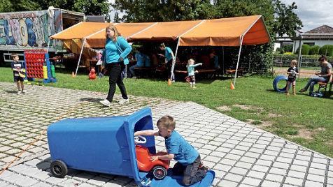 Die blauen Tonnen eignen sich als Versteck ebenso wie als Garage.